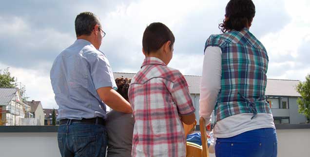 Coan Mohammed (links) und seine Frau Samira (rechts) mit ihrer Familie, irgendwo in Deutschland: Aus Angst vor möglichen Verfolgern aus Syrien möchten sie nicht erkannt werden. (Foto: privat)