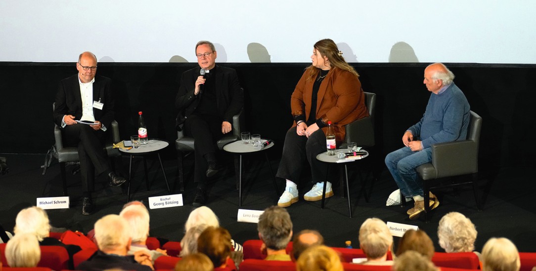 Wohin geht das Christentum? Darüber diskutierten Georg Bätzing, Lena Bowen und Norbert Mette auf dem Publik-Forum-Thementag. (Foto: Benno Umbach)