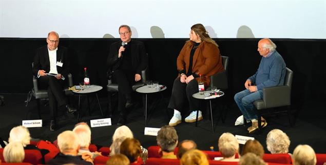 Wohin geht das Christentum? Darüber diskutierten Georg Bätzing, Lena Bowen und Norbert Mette auf dem Publik-Forum-Thementag. (Foto: Benno Umbach)