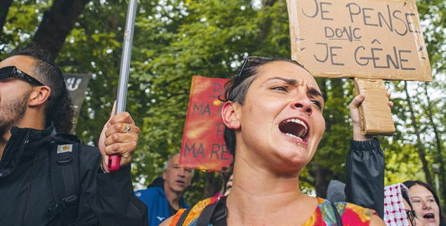 Protest in Bayonne: Vor allem junge Franzosen lehnen die Sparpläne der Regierung ab. (Foto: PA / SIPA / Antonin Louis) 