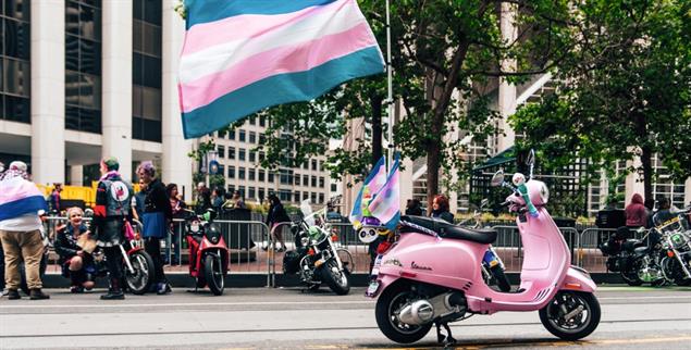 Out and proud: Vespa mit Trans-Pride-Fahne (Foto: Getty images/istockphoto/Tommy Wu)