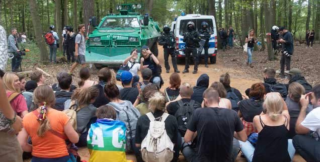 Eine Sitzblockade im Hambacher Wald. Auch Pfarrer der evangelischen Gemeinde Düren haben kürzlich auf diese Weise protestiert. Pfarrer Martin Gaevert befürwortet im Interview solchen gewaltfreien Widerstand (Foto: pa/Stoffefl)