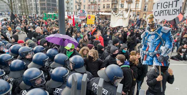Blockupy-Demonstration am vergangenen Samstag vor dem Neubau der Europäischen Zentralbank in Frankfurt: Es gab Rangeleien zwischen Demonstranten und Polizisten, doch insgesamt blieb es weitgehend friedlich  (Foto: pa/Roessler)