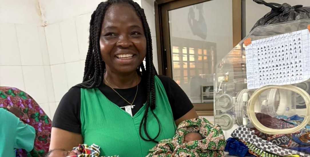 Packt mit an: Die Nürnberger Krankenschwester Rali Guemedji in der neuen Kinderklinik in Bassar, ihrer Heimatstadt (Foto: FI Bassar)