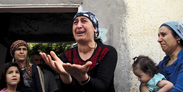 Verzweiflung in Cizre: Hunderte Tote gab es in den letzten Monaten bei Kämpfen zwischen PKK und türkischem Militär, darunter viele Zivilisten. (Foto: Sertac/Reuters)
