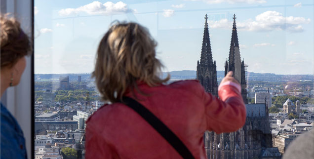 Da ist sie, die Kirche! Aber was tut sie nur? Viele Frauen entfernen sich innerlich immer weiter von ihr. Foto: pa/dpa/ Daniel Kalker)