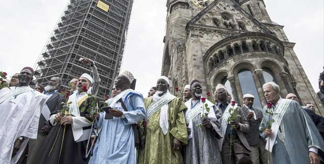 Auch an der Gedächtniskirche in Berlin, dem Ort des Anschlags von Anis Amri am 16. Dezember 2016, gedachten die Imame der Opfer (Foto:PA/DPA/Zinken)