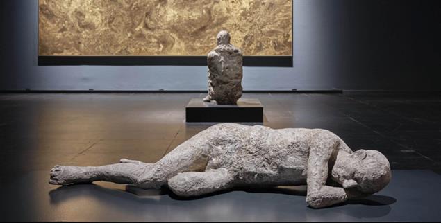 (Foto: Norbert Miguletz, ©Frankfurter Kunstverein, Courtesy: Toni R. Toivonen und Galerie Forsblom, Italienisches Kulturministerium/Archäologischer Park von Pompeji)