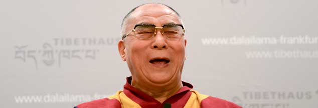 Der Dalai Lama, geistliches Oberhaupt der Tibeter, gestern bei seiner Eröffnungs-Pressekonferenz in Frankfurt am Main. Er ist für vier Tage in der Stadt, hält Vorträge vor Menschenmassen, trifft Kinder zum Plausch - und begegnet zahlreichern Politikerinnen und  Politikern. Obwohl das der chinesischen Regierung, die Tibet nicht anerkennt, nicht sonderlich recht ist.  (Foto: pa/Dedert)