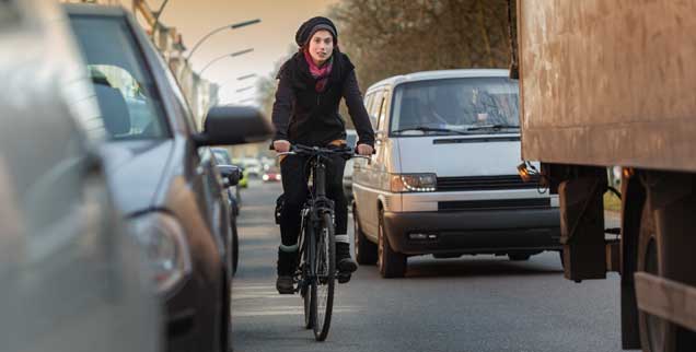 Sie sind unfreiwillige Konkurrenten im Stadtverkehr: Das Rad und das Auto. Innovative Stadtplaner wollen die Konkurrenz zugunsten des Rades auflösen. (Foto: istockphoto/Thomas_EyeDesign)