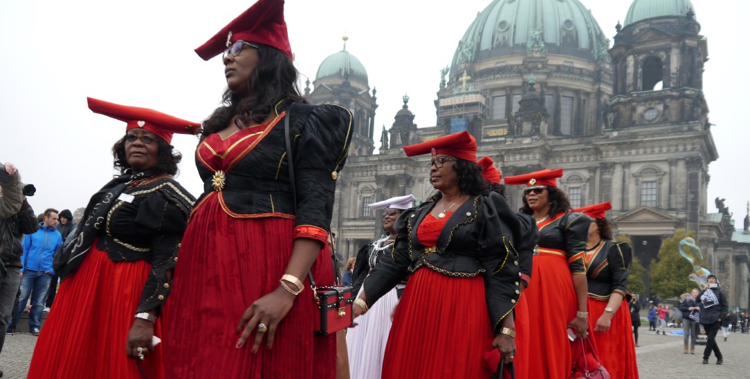 OvaHerero und Nama Aktivistinnen protestierten schon mehrfach in Deutschland für eineWiedergutmachung. (Foto: Joachim Zeller)