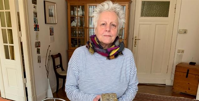 Die Hüterin der Stolpersteine: Rentnerin Hannelore Stippel kümmert sich um die kleinen Gedenktafeln in ihrem Kiez (Foto: Alicia Rust)