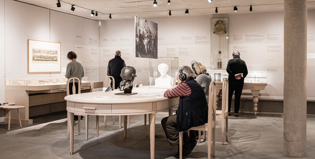 Tischgespräch mit Kant: Kopfhörer lassen historische Debatten lebendig werden. (Foto: © Ostpreußisches Landesmuseum / Markus Tiemann)