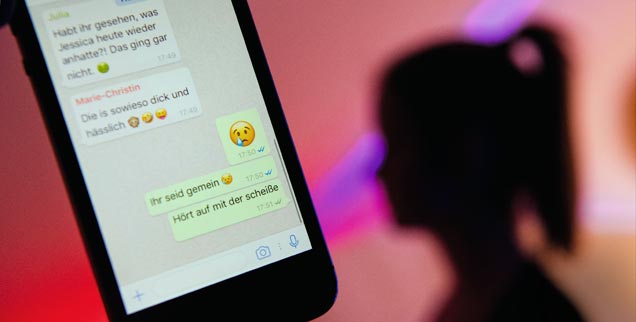 So sieht es manchmal in Chats bei WhatsApp aus: Wenn falsche Behauptungen oder Beleidigungen über einen Menschen in sozialen Netzwerken, bei Messengern wie WhatsApp und anderen Online-Diensten verbreitet werden, sprechen Fachleute von Cybermobbing. (Foto: pa/dpa/Julian Stratenschulte) So sieht es manchmal in Chats bei WhatsApp aus: Wenn falsche Behauptungen oder Beleidigungen über einen Menschen in sozialen Netzwerken, bei Messengern wie WhatsApp und anderen Online-Diensten verbreitet werden, sprechen Fachleute von Cybermobbing. (Foto: pa/dpa/Julian Stratenschulte)