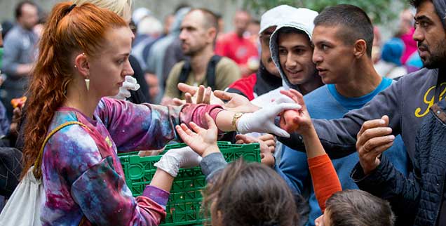 Die Helfer, oft bis zur Erschöpfung im Einsatz für Flüchtlinge: Wie lange halten sie noch durch? (Foto:  Hanschke/Reuters)