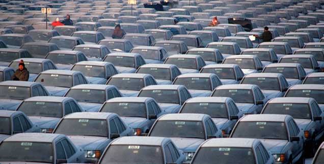 Autos, Autos, wohhin man sieht: Die Massenproduktion von Waren nahm in den  1980er Jahren so richtig Fahrt auf; bis heute wird sie immer weiter gesteigert. (Foto: pa/Michel)