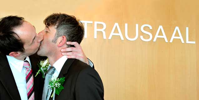 Homosexuelle Partnerschaften: Manche Religionsvertreter sehen sie als Verletzung der Gebote Gottes an und fordern, sie nicht mit der Ehe gleichzustellen (Foto:pa/Kneffel)