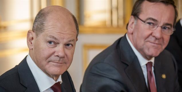 Olaf Scholz (links) beruft einen Mann zum Verteidigungsminister - und verabschiedet sich von der Geschlechterparität im Kabinett. (Foto: PA/DPA/Kappeler)