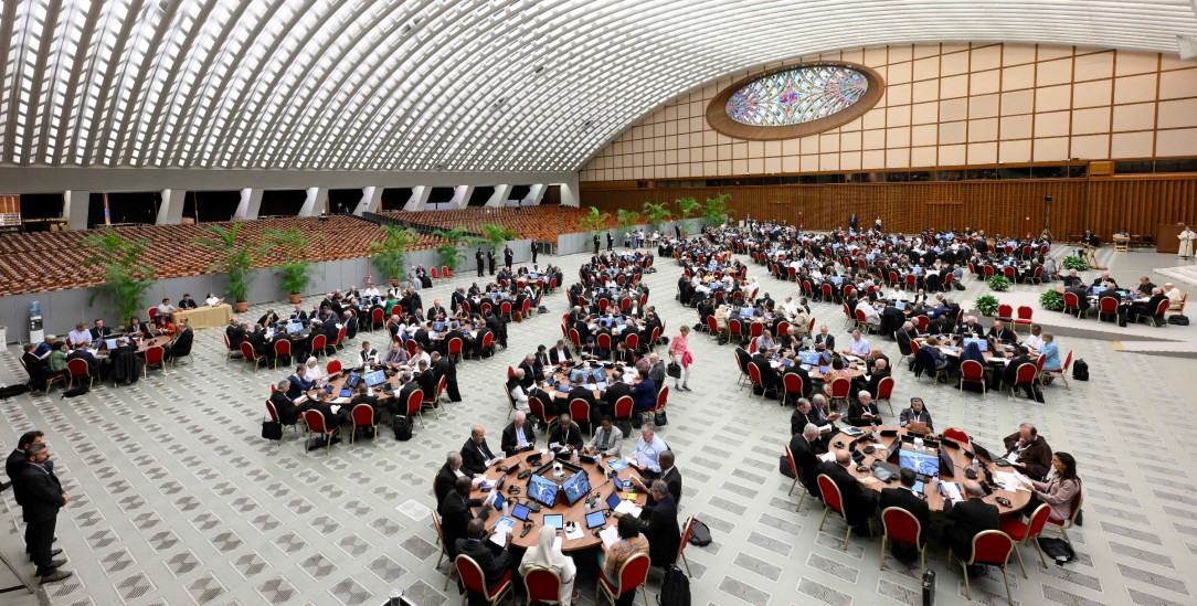 Neue Formen: Die Synode diskutiert in Kleingruppen in der Audienzhalle im Vatikan. Und Frauen sitzen mit am Tisch. (Foto: PA/Vatican Media/CPP)