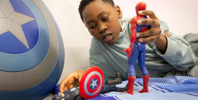 Superhelden unter sich: Der achtjährige Kambi spielt mit seinen Captain America- und Spiderman-Figuren. (Foto: Sascha Montag)  