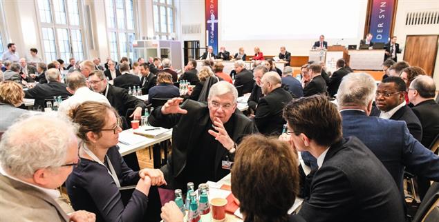 Redet miteinander und handelt: Teilnehmer der Synodalversammlung am 31. Januar 2020 im Dominikanerkloster in Frankfurt. Unter ihnen Karlheinz Diez (m.), Weihbischof in Fulda. (Foto: KNA)