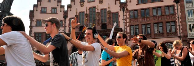 Keine Rücksicht auf religiöse Gefühle: Flashmob-Aktion auf dem Römerberg in Frankfurt am Main am Karfreitag im vergangenen Jahr, mehr als 1500 junge Leute tanzen zur Musik aus mitgebrachten MP3-Playern und protestieren gegen das zu Ostern geltende Verbot von öffentlichen Tanzveranstaltungen (Foto: pa/dpa/Roessler)