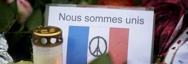 »Wir sind vereint«: Mit Plakaten und im Internet zeigen die Menschen ihre Anteilnahme nach dem Terroranschlag am 16. November in Paris mit 129 Toten und über 350 Verletzten. Doch wie weit trägt dieses solidarische »Wir«?  (Foto: pa/Nietfeld)