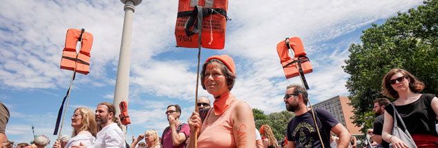 Mitte Juli, Berlin, Demo mit Rettungswesten: Die Bewegung »Seebrücke« geht nicht nur in der Hauptstadt, sondern in vielen Städten Deutschlands auf die Straße, um für eine Entkriminalisierung der Seenotrettung zu demonstrieren. (Foto: pa/dpa/Joerg Carstensen)