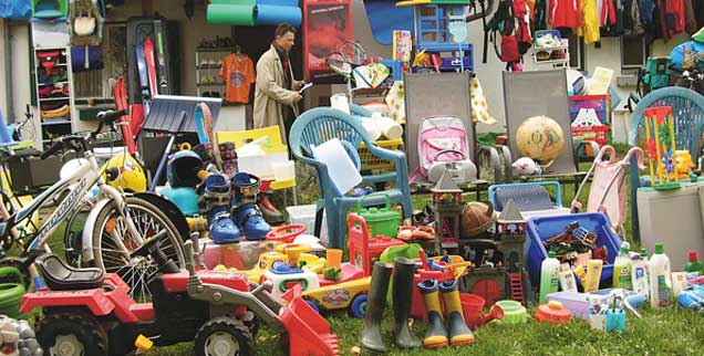 Es geht auch ohne: Die Familie trug 2009 fast alle Gegenstände aus Kunststoff in ihrem Haus zusammen und legte sie in die Scheune  (Foto: Krautwaschl)