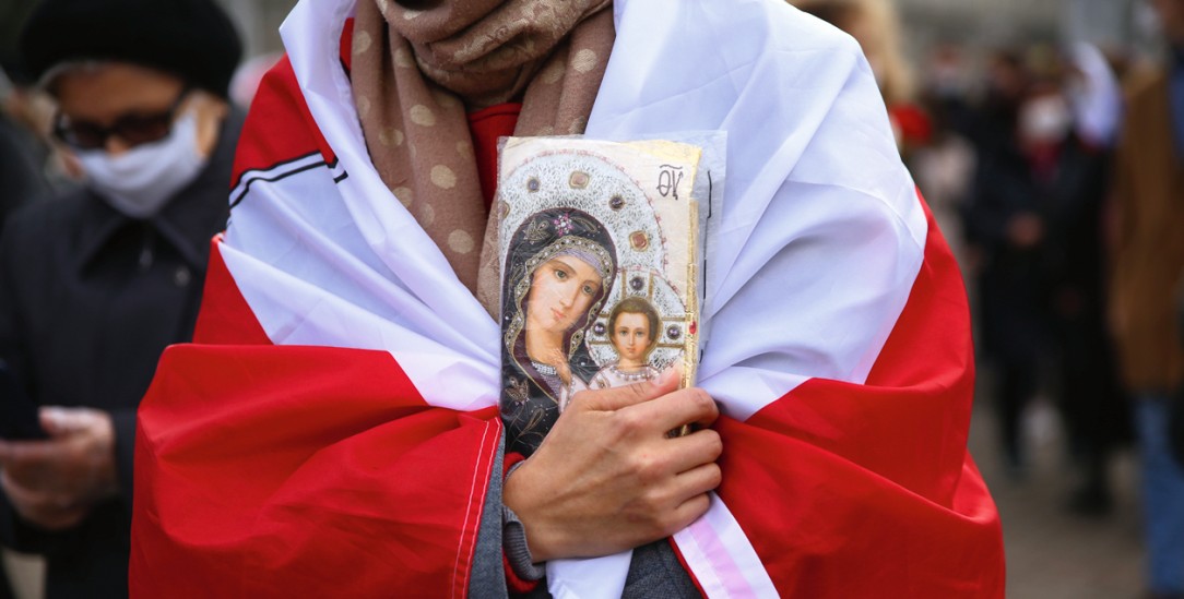 Belarus: Demonstrant mit Ikone (Foto: PA/Reuters/Stringer)