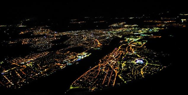 Ein Meer von Lichtern: Frankfurt vom Flugzeug aus gesehen (Foto: Getty Images/iStockphoto/Alexander Pyatenko)
