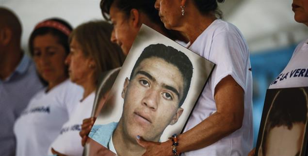 Schmerzhafte Erinnerung: Die Frauen von »Madres de los Falsos Positivos« bei einer Versöhnungszeremonie mit Armeeangehörigen(Foto: PA / AA / Juancho Torres)