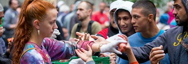 Die Helfer, oft bis zur Erschöpfung im Einsatz für Flüchtlinge: Wie lange halten sie noch durch? (Foto:  Hanschke/Reuters)
