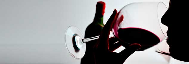 Frauen, die trinken, gehören häufig zur gebildeten Mittel- und Oberschicht: Sie verstecken ihre Sucht fast immer geschickt. Aber das heimliche Trinken ist anstrengend. (Foto: adrian825/thinkstock.de)