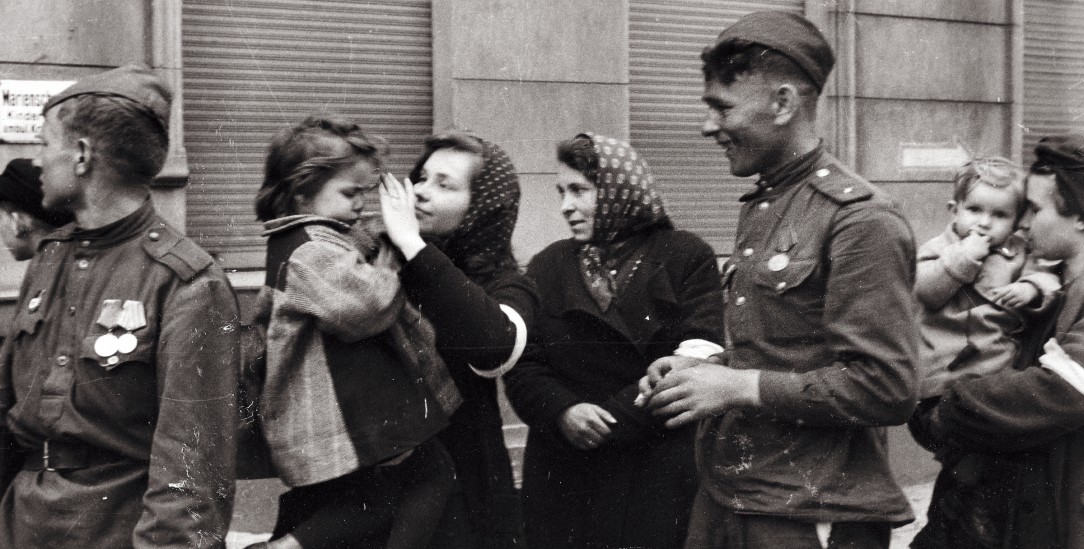 Auch das gab es: Eine freundliche Begegnung zwischen einem sowjetischen Besatzungssoldaten und deutschen Frauen im Jahr 1945