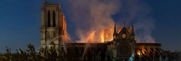 Die brennende Kathedrale: Mit Notre Dame ist das spirituelle Herz von Paris getroffen (Foto: pa/ABACA/Avenir Pictures/Serge Tenani).