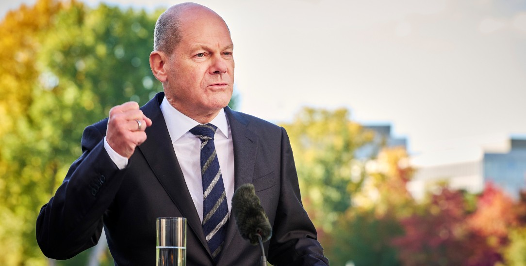 Ein Mann, ein Machtwort: Die Entscheidung von Bundeskanzler Olaf Scholz hilft der Koalition, macht aber keine Wohnung warm. (Foto: PA/SZ Photo/Mike Schmidt)