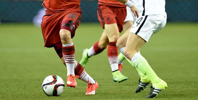 Wessen Beine sehen Sie hier? In jedem Fall sind es die Beine deutscher und US-amerikanischer Fußballerinnen, aufgenommen im Halbfinale der Fußball-WM in Kanada. (Foto: pa/Jaspersen)