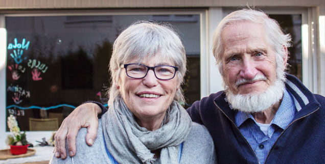 Gegensätzlich und gemeinsam: Christel und Rupert Neudeck vor ihrem Reihenhaus in Troisdorf. (Foto: kna/Wiechert)