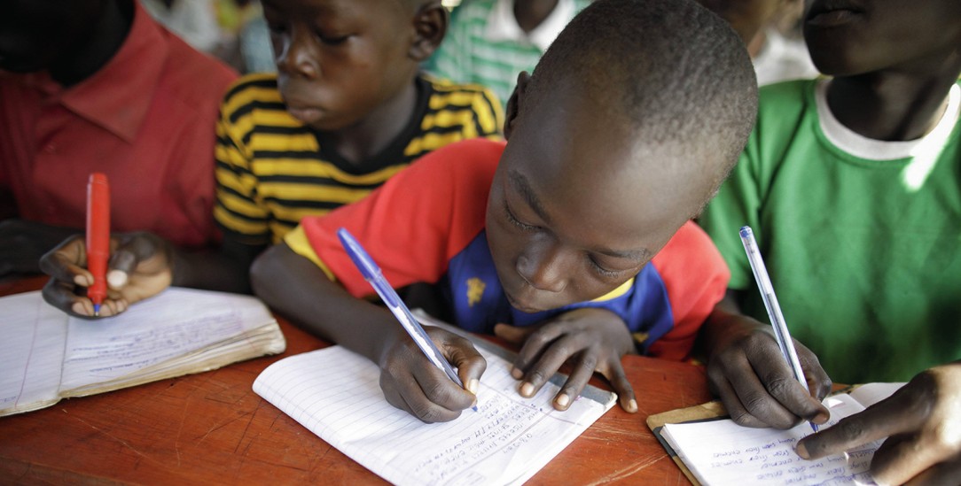 Er kann lernen: Im Rhino Refugee Camp Settlement im Norden Ugandas gibt es noch eine Schule.(Foto: imago images / photothek / Thomas Koehler)