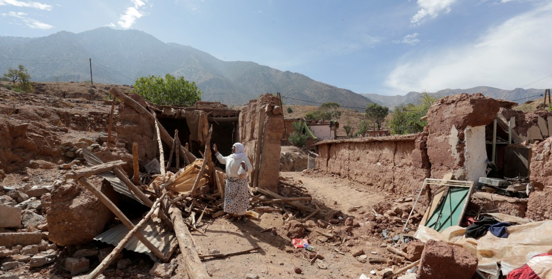 Warten auf Hilfe: Eine Frau steht neben ihremvom Erdbeben zerstörten Haus im Dorf Taalat Yaacoub südlich von Marrakesch (Foto: IMAGO / Boudlal Youssef/  ABACA)