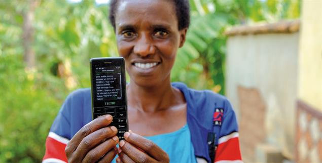 Geld direkt aufs Handy – ohne Bedingungen: osee M. freut sich in Ruanda über die erste Überweisung (Foto: Josee M. Gisagara Rwanda 2021, © givedirectly)