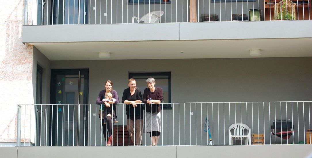 Wohnen unter einem Dach: Mona Haas mit Tochter Louca, Regina Maier und eine weitere Mitbewohnerin des Wohnprojekts schwereLos in Freiburg (Foto: Rüffer)
