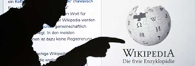 Wer steht hinter Wikipedia? Außer vielen Bürgern schreiben offenbar auch Werbeabteilungen von Firmen an Einträgen mit. Wer das online-Lexikon Wikipedia nutzt, sollte sich darüber  im Klaren sein (Foto: pa/Schlesinger)