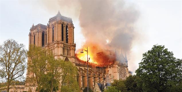 Menetekel: Vor vier Jahren brannte die Kathedrale Notre-Dame, heute ist die Situation der katholischen Kirche in Frankreich dramatisch (Foto: pa/Apaydin Alain/Abaca)
