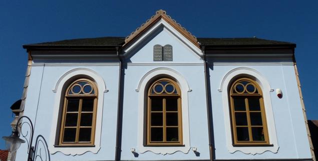 Erinnert an jüdisches Leben im Böhmerwald: Die restaurierte Synagoge von Hartmanice mit den Zehn Geboten im Giebel (Foto: Wikipedia/Erbenova)