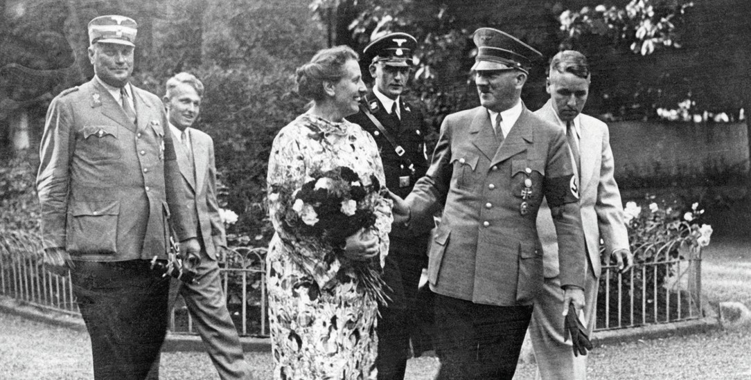 Große innere und äußere Nähe: Richard Wagners Schwiegertochter Winifred mit Adolf Hitler als Gast der Bayreuther Festspiele im Jahr 1940. (Foto: picture alliance / SZ Photo) 