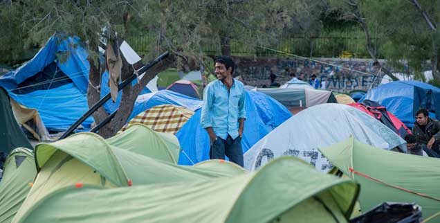 Am frühen Morgen wartet man auf den Papst: Auf Lesbos hoffen verzweifelte Flüchtlinge, dass ihnen der Pontifex irgendwie helfen kann. (Foto: pa/nurphoto/pinon)