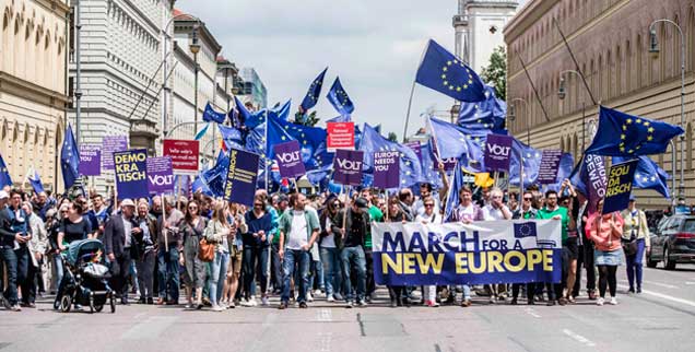 Marsch für Europa, Pulse of Europe: 2018 - wie hier in München - demonstrierten zahlreiche Gruppen für Europa und gegen grassierenden nationalen Egoismus. (Foto: pa/Babbar)
