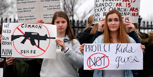 Schülerinnen protestieren für schäfere Waffengesetze, nur wenige Tage nach dem Amoklauf in einer High School in Florida im Februar dieses Jahres. Am heutigen 24. März werden Hunderttausende zum »March for Our Lives» in Washington erwartet (Foto: pa/Douliery)